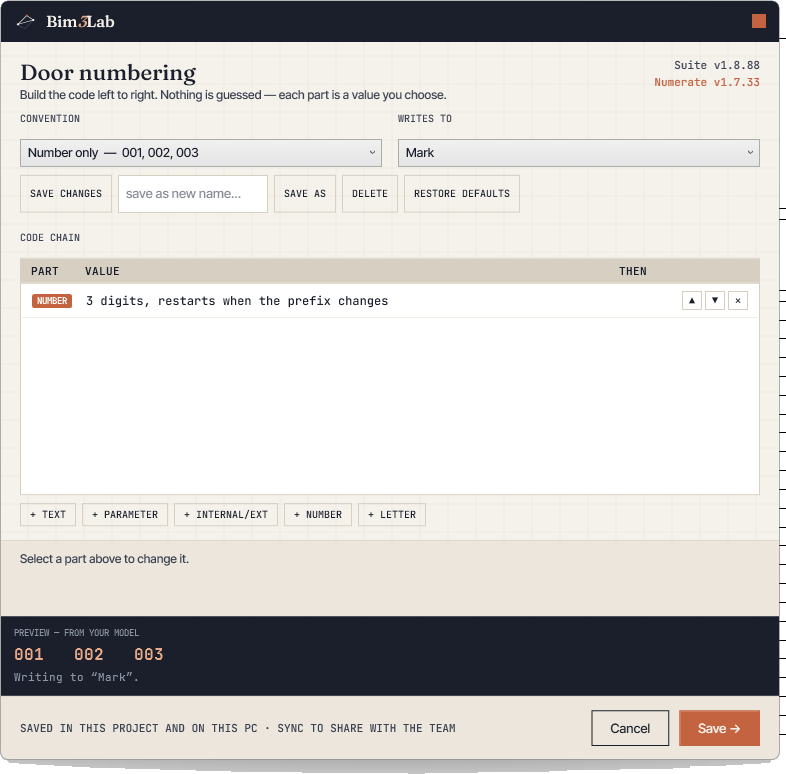 Construye el código con las partes que elijas: tu propio texto, un parámetro, interior/exterior, un número, una letra, con vista previa en vivo de tu modelo. Guárdalo como preset y viaja con el proyecto.